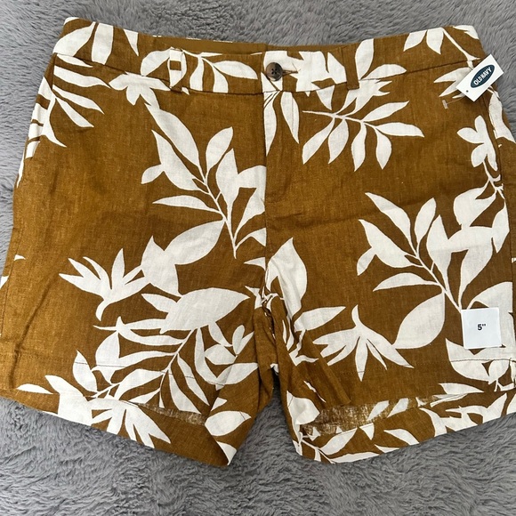 Old Navy Women's Brown and White Leaf Print Shorts - Picture 1 of 4